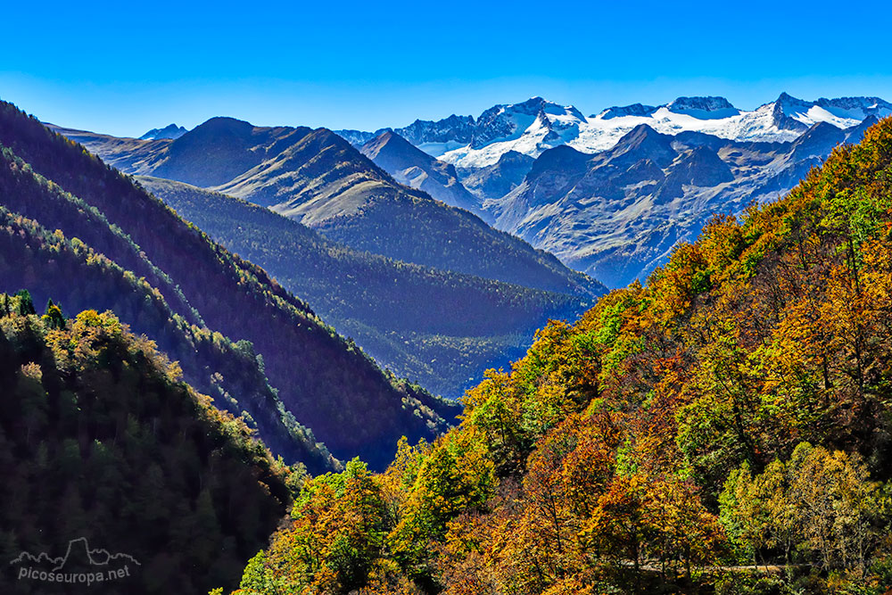 Macizo de la Maladeta desde la carretera de subida al Saut deth Pish en el Valle de Aran, Pirineos.